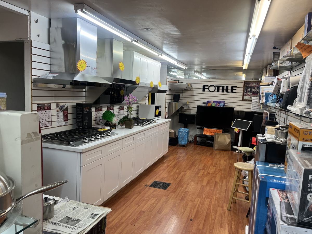 FOTILE range hood and gas cooktop showroom inside the store